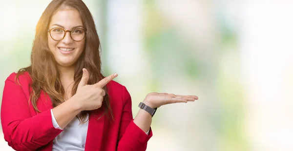 Hermosa Mujer Negocios Más Tamaño Joven Usando Chaqueta Elegante Gafas —  Fotos de Stock