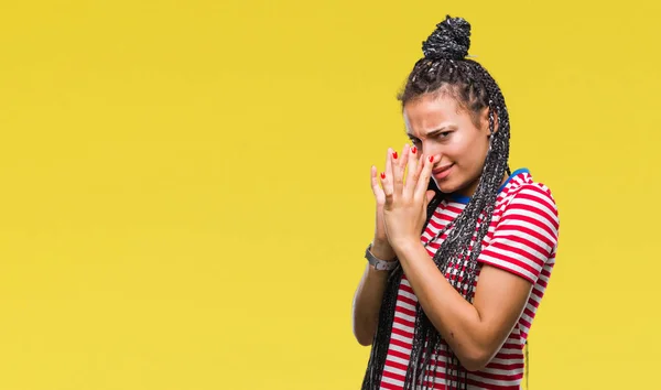 Jeune Fille Afro Américaine Tressée Sur Fond Isolé Sentant Quelque — Photo