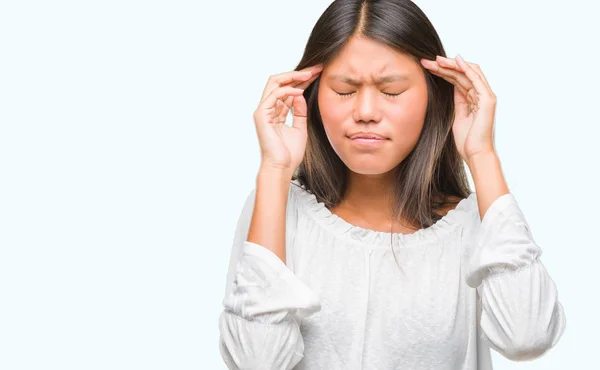 上若いアジア女性は頭の頭の中の痛みのために手でバック グラウンドを分離したストレス 片頭痛に苦しんでいます — ストック写真