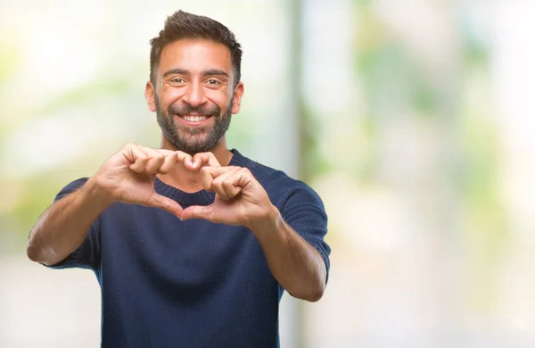 Volwassen Spaanse Man Geïsoleerde Achtergrond Glimlachend Liefde Met Hartsymbool Vorm — Stockfoto