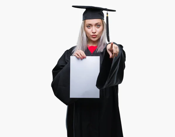 Mujer Rubia Joven Con Uniforme Graduado Sosteniendo Grado Sobre Fondo — Foto de Stock