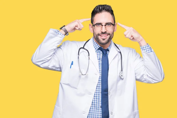 Knappe Jonge Dokter Man Geïsoleerd Background Lachend Wijst Naar Hoofd — Stockfoto