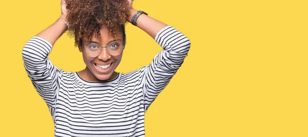 Hermosa Mujer Afroamericana Joven Con Gafas Sobre Fondo Aislado Posando — Foto de Stock