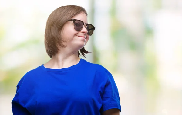 Mulher Adulta Jovem Com Síndrome Usando Óculos Sol Sorrindo — Fotografia de Stock
