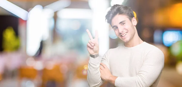 Joven Hombre Guapo Sobre Fondo Aislado Sonriendo Con Cara Feliz —  Fotos de Stock