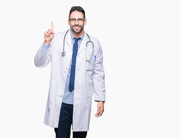 分離背景表示と自信を持って 幸せな笑みを浮かべて 指番号のいずれかで上向きにハンサムな若い医者の男 — ストック写真
