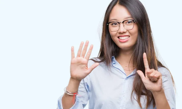 Молодая Азиатская Деловая Женщина Очках Изолированном Фоне Показывает Указывает Пальцами — стоковое фото