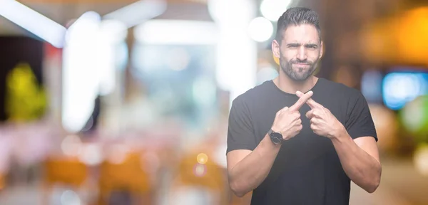 Joven Hombre Guapo Sobre Fondo Aislado Expresión Rechazo Cruzando Dedos —  Fotos de Stock