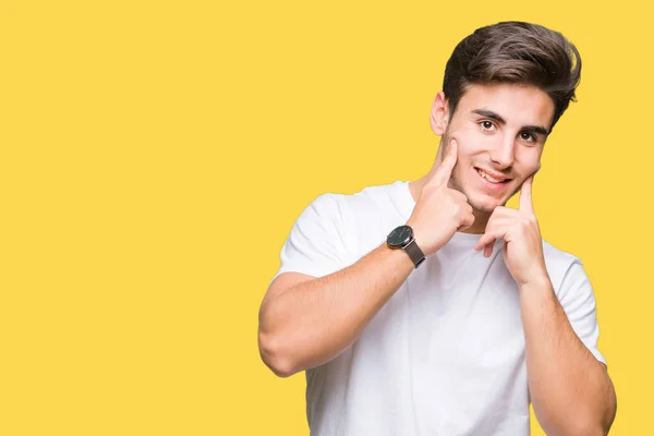 Jovem Homem Bonito Vestindo Camiseta Branca Sobre Fundo Isolado Sorrindo — Fotografia de Stock