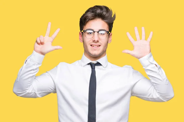 Joven Hombre Negocios Con Gafas Sobre Fondo Aislado Mostrando Apuntando — Foto de Stock