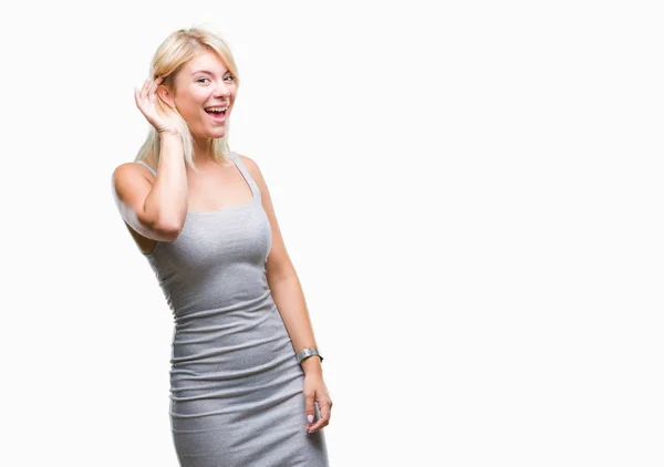 Mladá Krásná Blondýnka Izolované Pozadí Úsměvem Rukou Přes Ucho Naslouchá — Stock fotografie