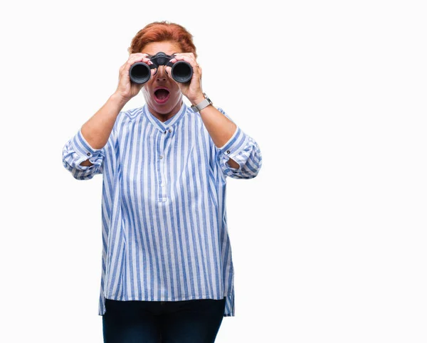 Mujer Caucásica Mayor Mirando Través Prismáticos Sobre Fondo Aislado Asustada —  Fotos de Stock
