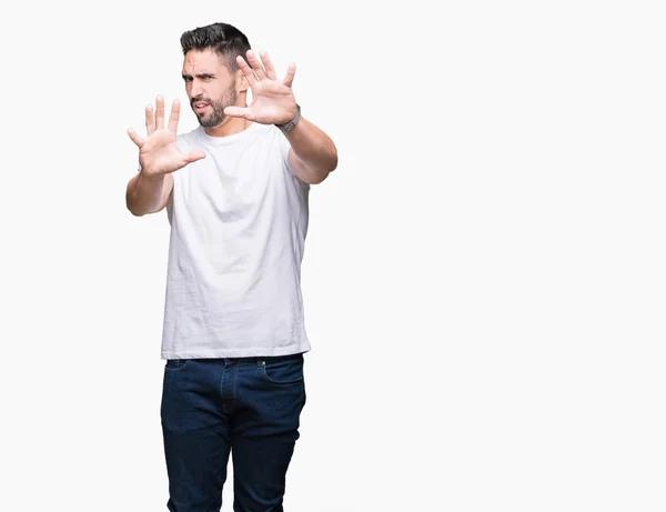 Joven Hombre Vistiendo Casual Camiseta Blanca Sobre Fondo Aislado Asustado —  Fotos de Stock