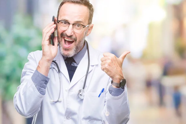 Mezza Età Anziano Hoary Medico Uomo Parlando Smartphone Sfondo Isolato — Foto Stock