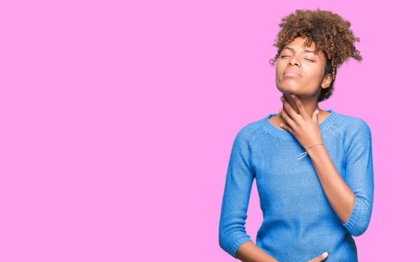 Hermosa Mujer Afroamericana Joven Sobre Fondo Aislado Tocando Cuello Doloroso — Foto de Stock