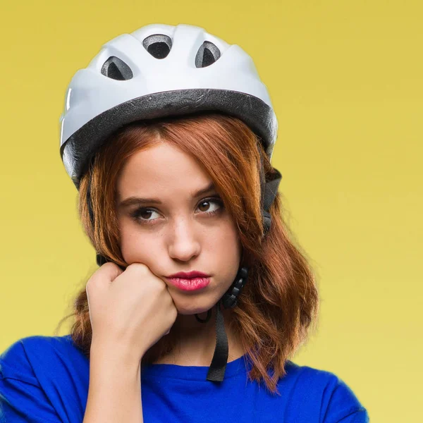 Junge Schöne Frau Trägt Fahrradhelm Über Isoliertem Hintergrund Denken Müde — Stockfoto