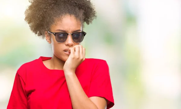 Mujer Afroamericana Joven Con Gafas Sol Sobre Fondo Aislado Que — Foto de Stock