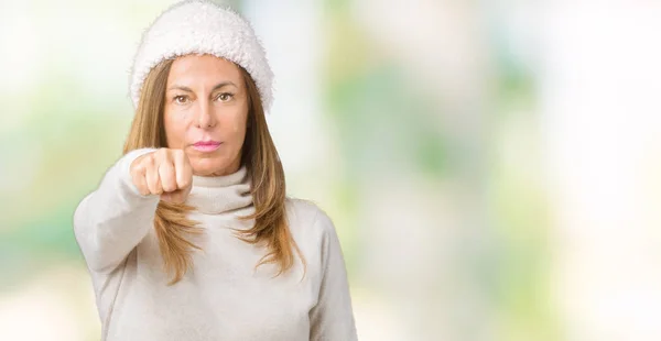 Schöne Frau Mittleren Alters Trägt Winterpullover Und Hut Über Isoliertem — Stockfoto