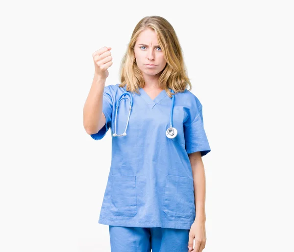 Vackra Unga Läkare Kvinna Bär Medicinsk Uniform Över Isolerade Bakgrund — Stockfoto