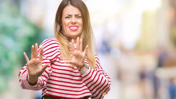 Junge Schöne Frau Lässig Gestreift Winterpullover Über Isoliertem Hintergrund Angst — Stockfoto