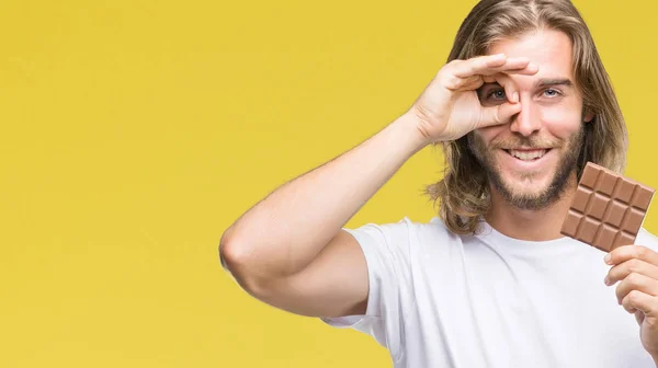 Jeune Homme Beau Aux Cheveux Longs Mangeant Des Barres Chocolat — Photo