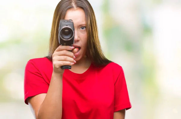 ビンテージ カメラを使った撮影若い美しい白人女性分離背景驚き顔 恐怖表現と興奮とショックで怖い — ストック写真