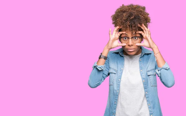 Mooie Jonge African American Vrouw Bril Geïsoleerde Achtergrond Probeert Openen — Stockfoto