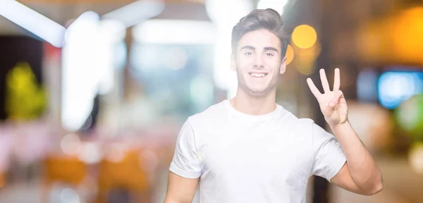 Joven Hombre Guapo Con Camiseta Blanca Sobre Fondo Aislado Mostrando —  Fotos de Stock