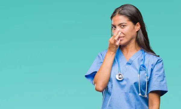 Νεαρός Άραβας Γιατρός Χειρουργός Γυναίκα Πάνω Από Απομονωμένες Φόντο Μυρίζουν — Φωτογραφία Αρχείου