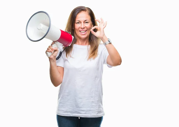 Hispanische Frau Mittleren Alters Schreit Durch Megafon Über Isolierten Hintergrund — Stockfoto