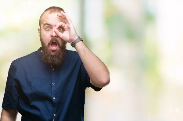 Joven Hombre Hipster Caucásico Sobre Fondo Aislado Haciendo Gesto Conmocionado —  Fotos de Stock