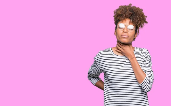 美しい若いアフリカ系アメリカ人女性分離で眼鏡をかけて背景の痛み首 インフルエンザ 土塊および感染症のため喉の痛みに触れる — ストック写真