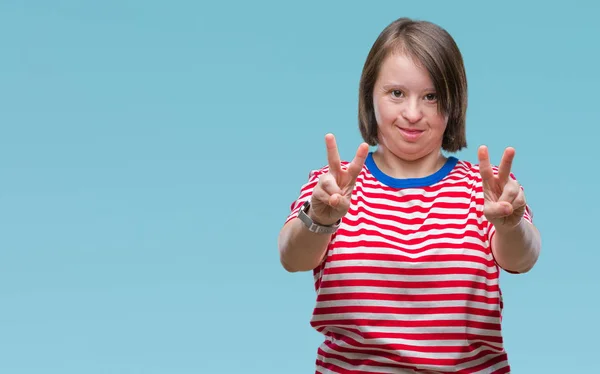 Giovane Donna Adulta Con Sindrome Guardando Fotocamera Che Mostra Dita — Foto Stock