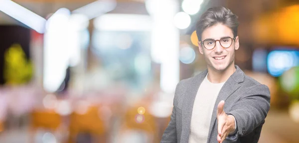 Giovane Uomo Affari Indossa Occhiali Sfondo Isolato Sorridente Amichevole Offrendo — Foto Stock