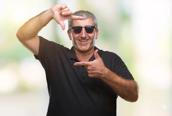 Przystojny Mężczyzna Senior Noszenie Okularów Przeciwsłonecznych Białym Tle Uśmiechający Się — Zdjęcie stockowe