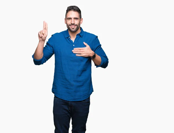 Joven Hombre Guapo Sobre Fondo Aislado Juramento Con Mano Pecho — Foto de Stock