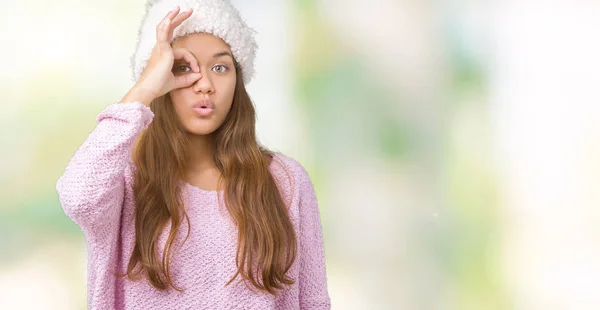 Giovane Bella Donna Bruna Indossa Maglione Cappello Invernale Sfondo Isolato — Foto Stock