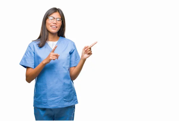 Unga Asiatiska Läkare Kvinna Över Isolerade Bakgrund Leende Och Tittar — Stockfoto