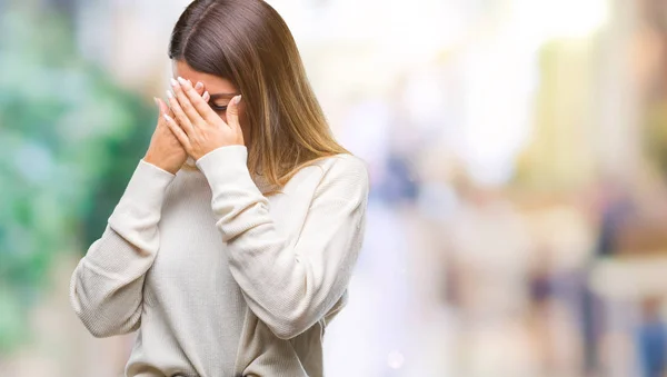 Mooie Jongedame Casual Witte Trui Geïsoleerde Achtergrond Met Trieste Uitdrukking — Stockfoto