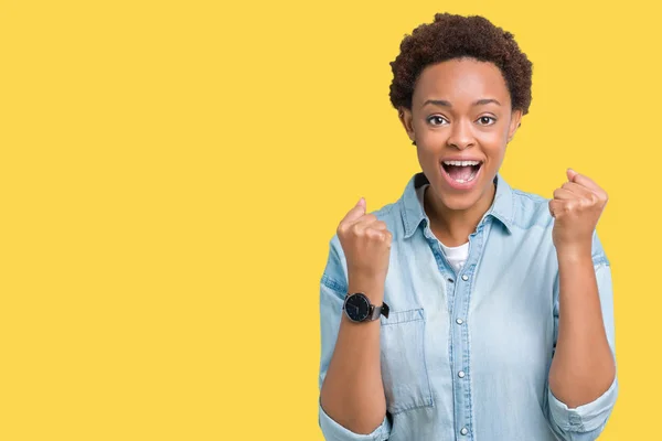 Jovem Bela Mulher Afro Americana Sobre Fundo Isolado Celebrando Surpreso — Fotografia de Stock