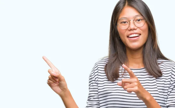 Jonge Aziatische Vrouw Bril Geïsoleerde Achtergrond Glimlachen Kijken Naar Camera — Stockfoto