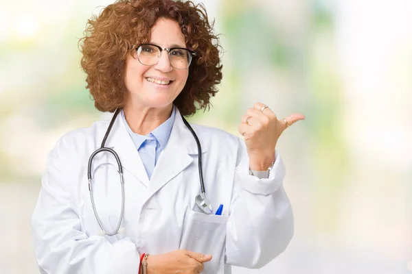 Orta Ager Kıdemli Doktor Kadın Arıyorum Başparmak Yanında Yukarıyı Mutlu — Stok fotoğraf