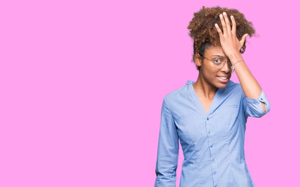 Mooie Jonge Afro Amerikaanse Zakenvrouw Geïsoleerde Achtergrond Verrast Met Hand — Stockfoto