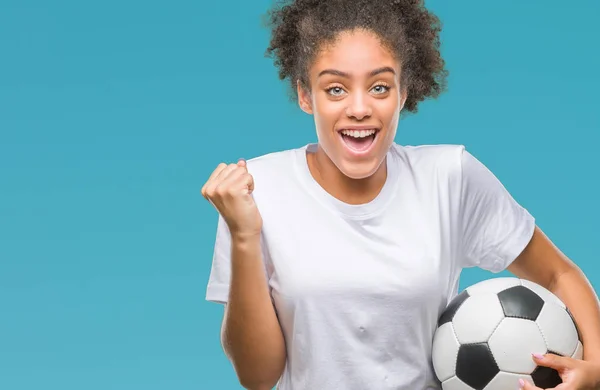 Joven Hermosa Afroamericana Sosteniendo Pelota Fútbol Sobre Fondo Aislado Gritando —  Fotos de Stock