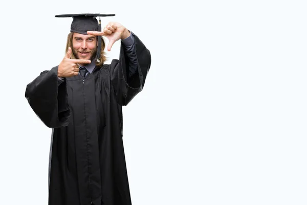 Ung Vacker Examen Man Med Långt Hår Över Isolerade Bakgrund — Stockfoto