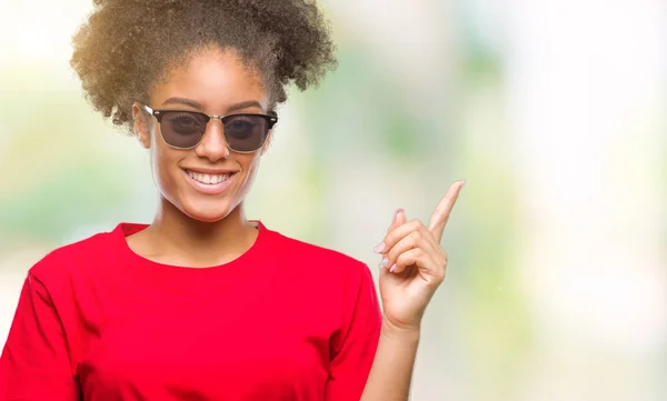 Mujer Afroamericana Joven Con Gafas Sol Sobre Fondo Aislado Con — Foto de Stock