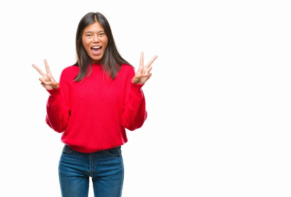 Mujer Asiática Joven Vistiendo Suéter Invierno Sobre Fondo Aislado Sonriendo —  Fotos de Stock