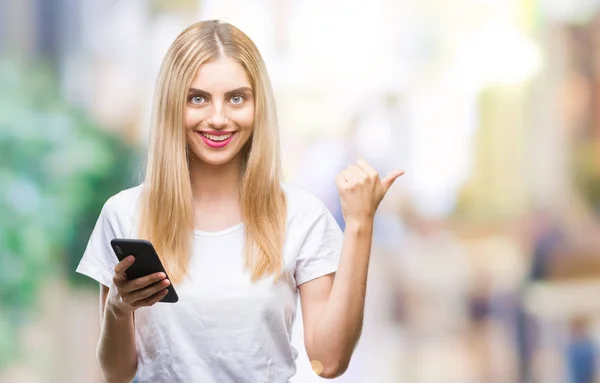 Jonge Mooie Blonde Vrouw Met Smartphone Geïsoleerde Achtergrond Aan Wijzen — Stockfoto
