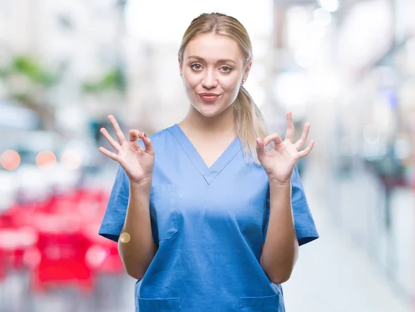 Jeune Chirurgien Blonde Médecin Femme Portant Uniforme Médical Sur Fond — Photo