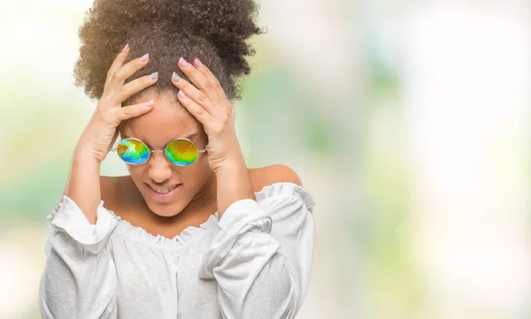 Jonge Afro Amerikaanse Vrouw Dragen Van Een Zonnebril Geïsoleerde Achtergrond — Stockfoto